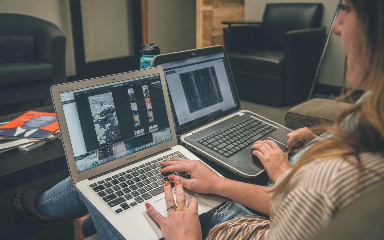 Sesión de trabajo en grupo analizando estrategias financieras