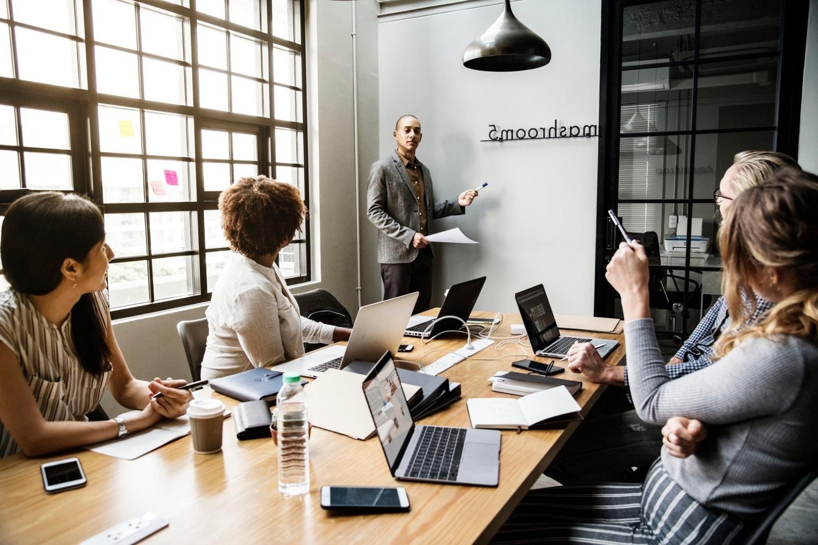 Espacio de trabajo moderno con documentos financieros y análisis